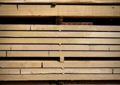 Eingelagertes Schnittholz - Bohlen, Bretter, Kanthölzer