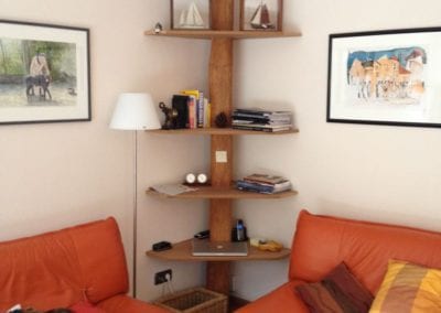 Robinienstamm als Regal