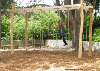 Spielgerät aus Robinienstämmen