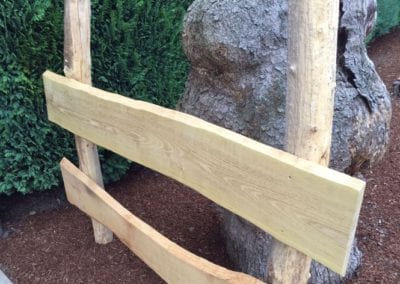 Zaun aus geschälten Robinienpfählen und unbesäumten Robinienbrettern