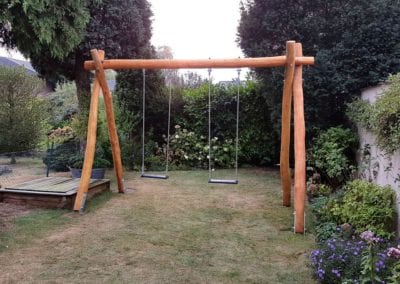 Doppelschaukel aus Robinienstämmen